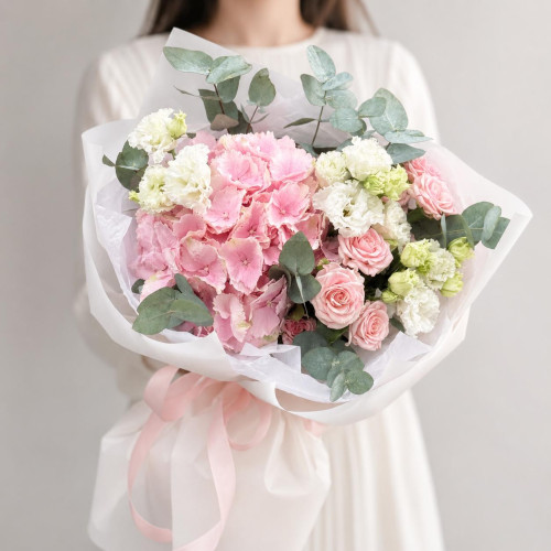 „Pudrige Zartheit“ — Blumenstrauß mit rosa Hortensie und Rosen „Pudrige Zartheit“ — Blumenstrauß mit rosa Hortensie und Rosen
