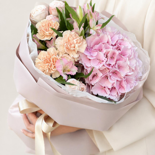 «Delicato rossore» — bouquet con ortensia rosa, garofani e alstroemerie «Delicato rossore» — bouquet con ortensia rosa, garofani e alstroemerie