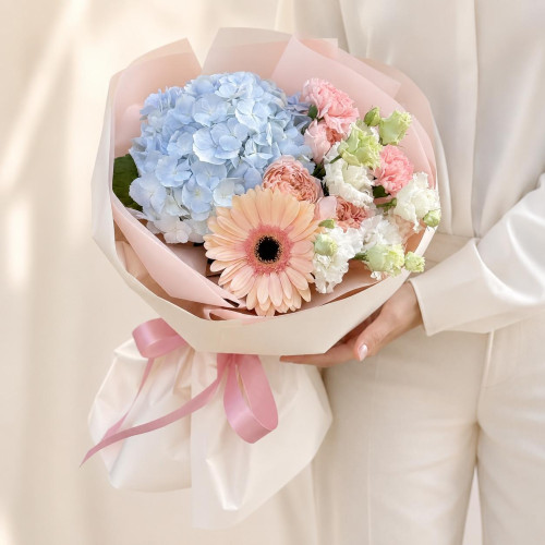 „Pastellhimmel“ — Blumenstrauß mit blauer Hortensie und zarter Gerbera „Pastellhimmel“ — Blumenstrauß mit blauer Hortensie und zarter Gerbera