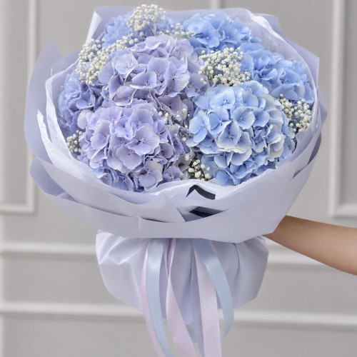 «Acquerello celeste» — bouquet di ortensie e gypsophila «Acquerello celeste» — bouquet di ortensie e gypsophila
