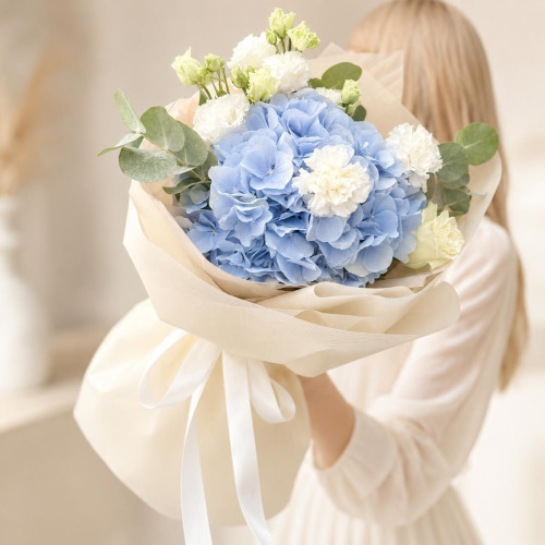 „Heller Himmel“ — zarter Blumenstrauß mit blauer Hortensie „Heller Himmel“ — zarter Blumenstrauß mit blauer Hortensie