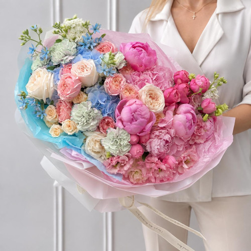 „Blütenwolke“ — großer Blumenstrauß mit Pfingstrosen und Rosen „Blütenwolke“ — großer Blumenstrauß mit Pfingstrosen und Rosen