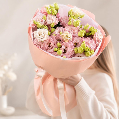 „Puderwolke“ — luftiger Blumenstrauß aus Lisianthus „Puderwolke“ — luftiger Blumenstrauß aus Lisianthus