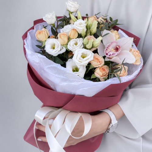 „Delikatna orchidea” — bukiet z orchideą, różami i eustomą