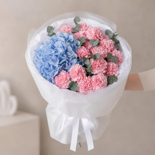 „Himmlische Röte“ — Blumenstrauß mit blauer Hortensie und rosa Nelken „Himmlische Röte“ — Blumenstrauß mit blauer Hortensie und rosa Nelken