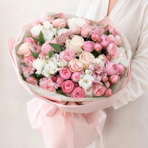 „Pudrige Harmonie“ — zarter Blumenstrauß mit Rosen und pfingstrosenartigen Blüten „Pudrige Harmonie“ — zarter Blumenstrauß mit Rosen und pfingstrosenartigen Blüten