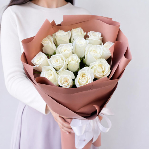 „15 weiße Rosen“ — eleganter Blumenstrauß in zarter Verpackung „15 weiße Rosen“ — eleganter Blumenstrauß in zarter Verpackung