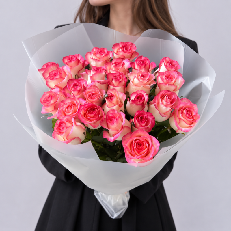 Букет «Між нами» — елегантна композиція з 25 двоколірних троянд 