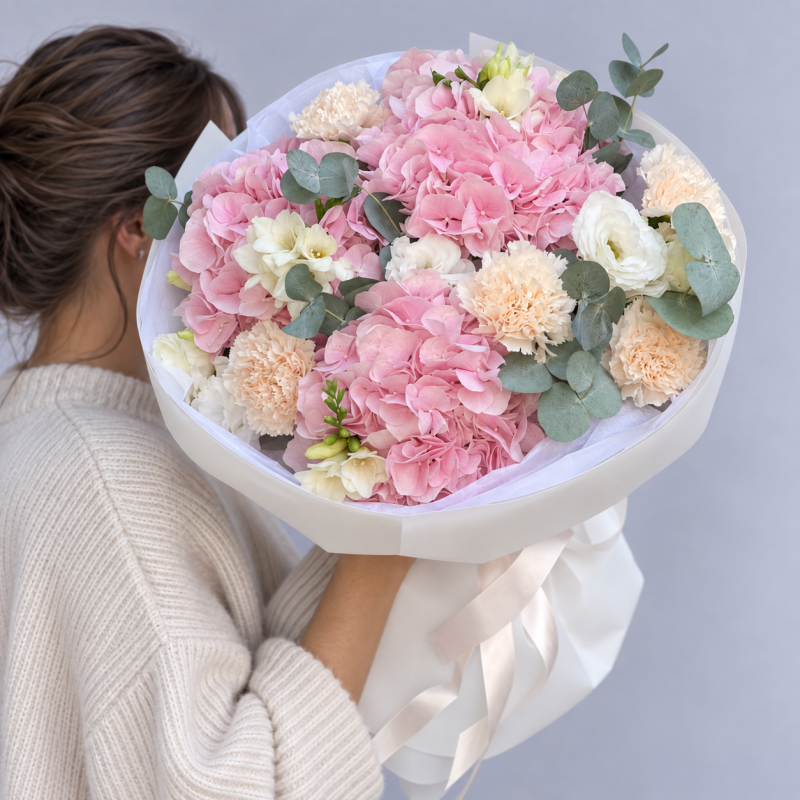 “Bahar Senfonisi” buketi — ortanca, eustoma ve frezyadan oluşan buket